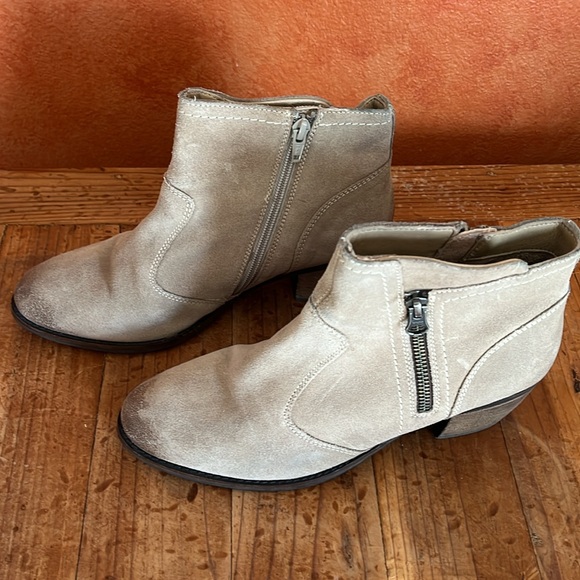Suede sz 9 earth brand booties. - Picture 2 of 7